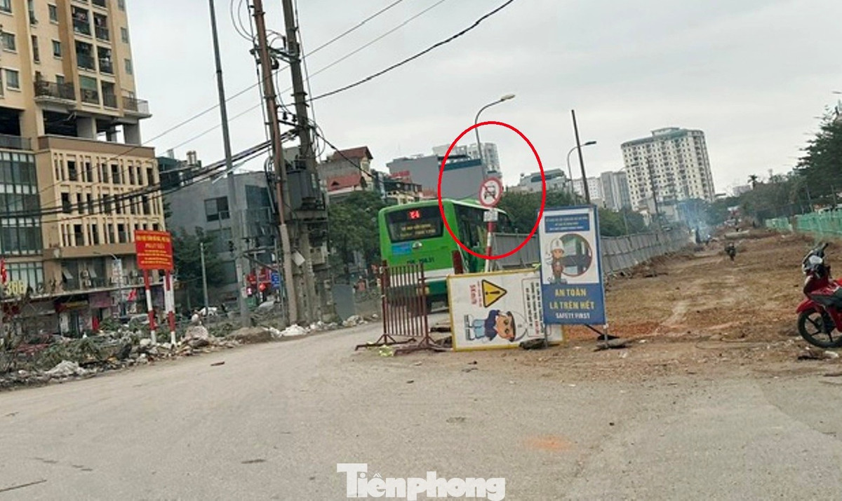 Ở chiều đường đang được dành cho xe lưu thông, Sở Xây dựng Hà Nội có phương án chỉ cho xe máy và xe buýt lưu thông, cấm ô tô.