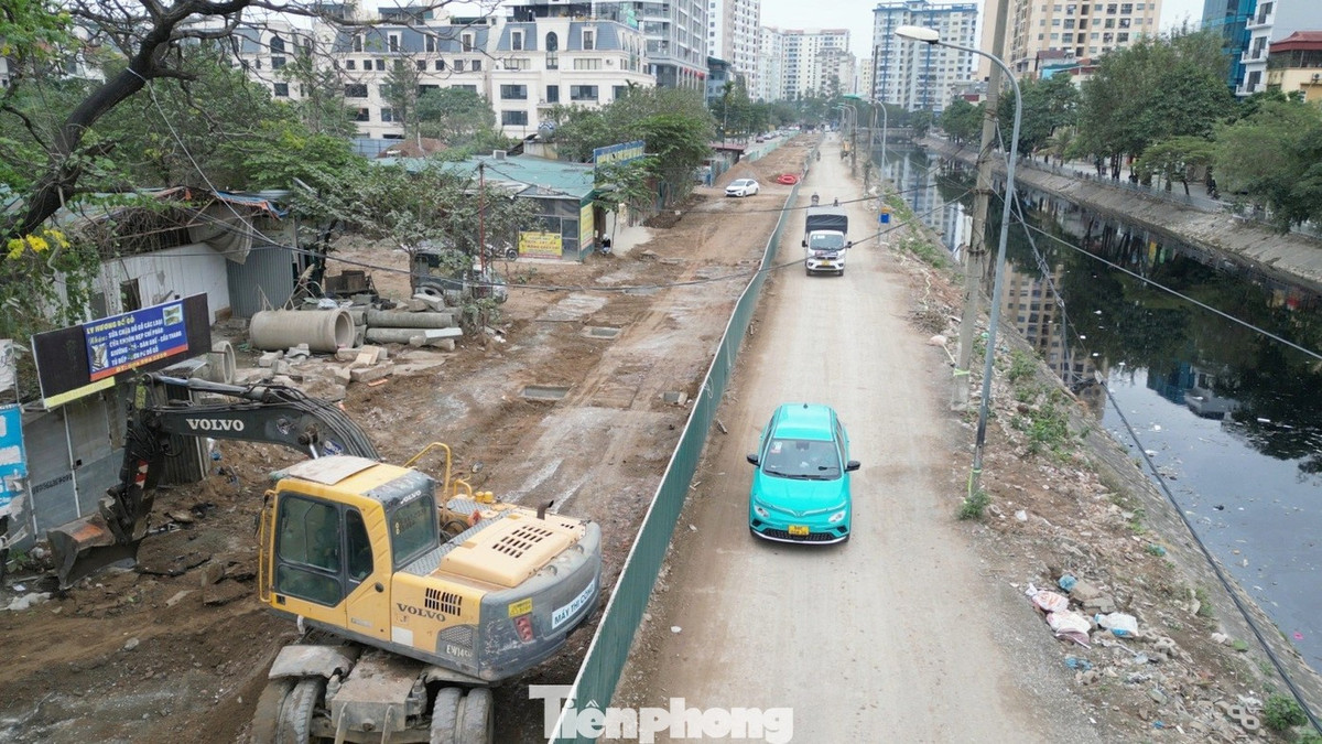 Hiện một bên đường chiều Đại Kim - cầu Định Công đã được thi công, mở rộng xong giai đoạn 1, đơn vị đã thảm phẳng mặt đường để xe lưu thông; chiều cầu Định Công - Đại Kim được rào để tiếp tục thi công giai đoạn 2.