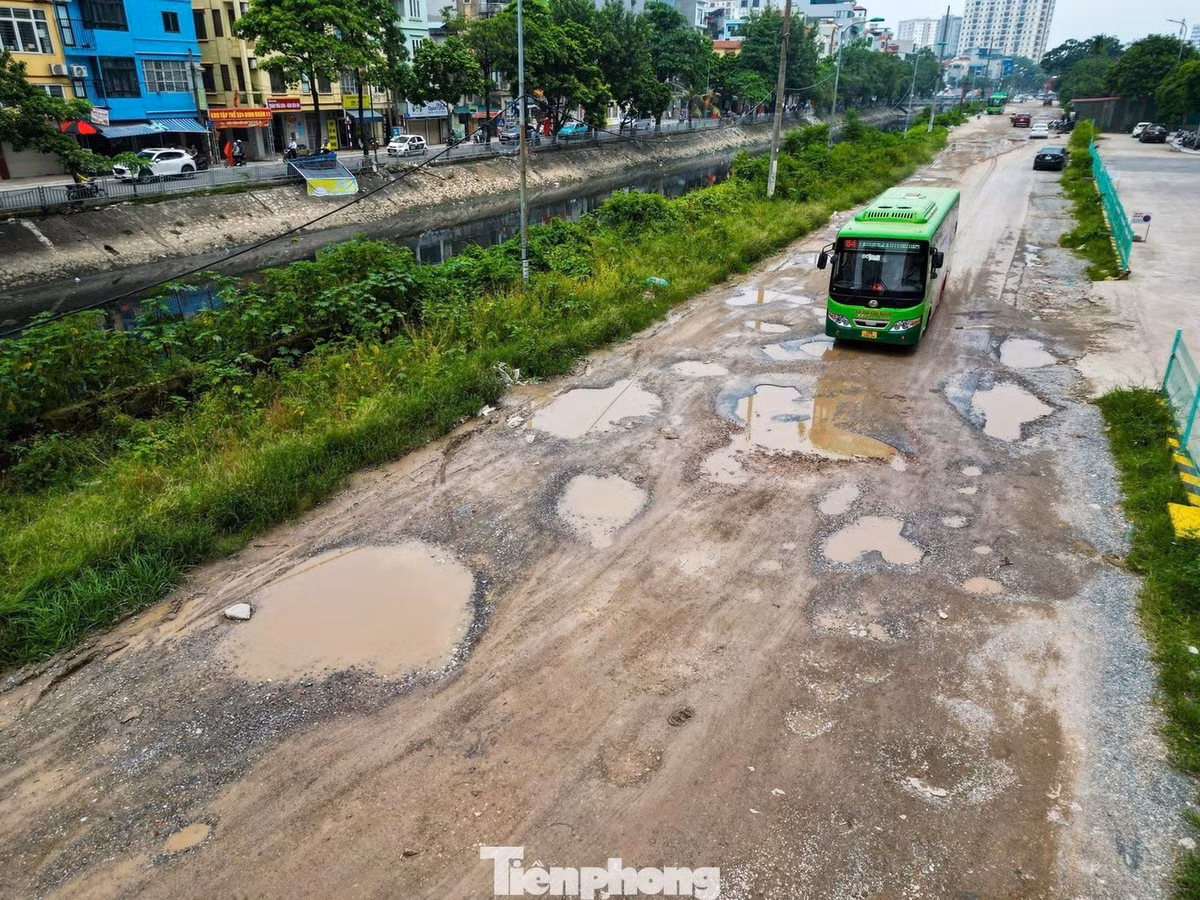 Trước đó hơn một tháng, lòng đường Nguyễn Cảnh Dị vừa nhỏ hẹp vừa ổ gà, ổ trâu chằng chịt và được đánh giá là tuyến đường xấu nhất nội đô Hà Nội.