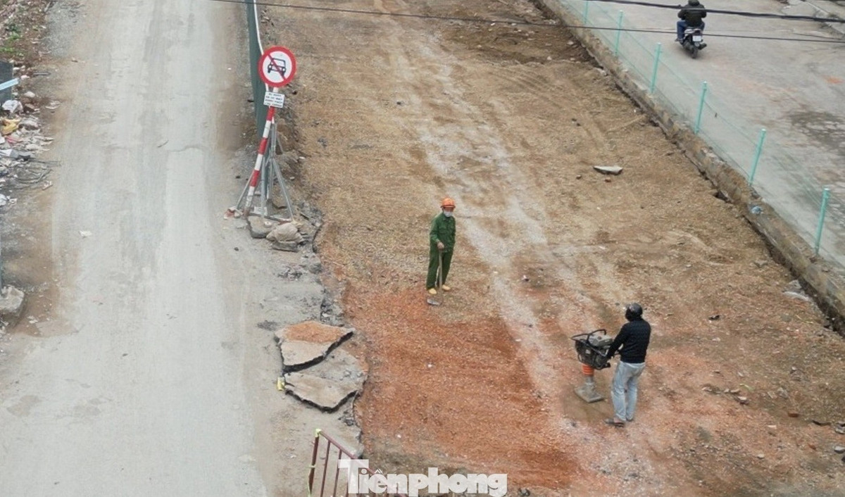 Để đẩy nhanh các hạng mục thi công, nhiều đoạn công nhân đang phải dùng cả đầm tay để đầm nén nền đường.