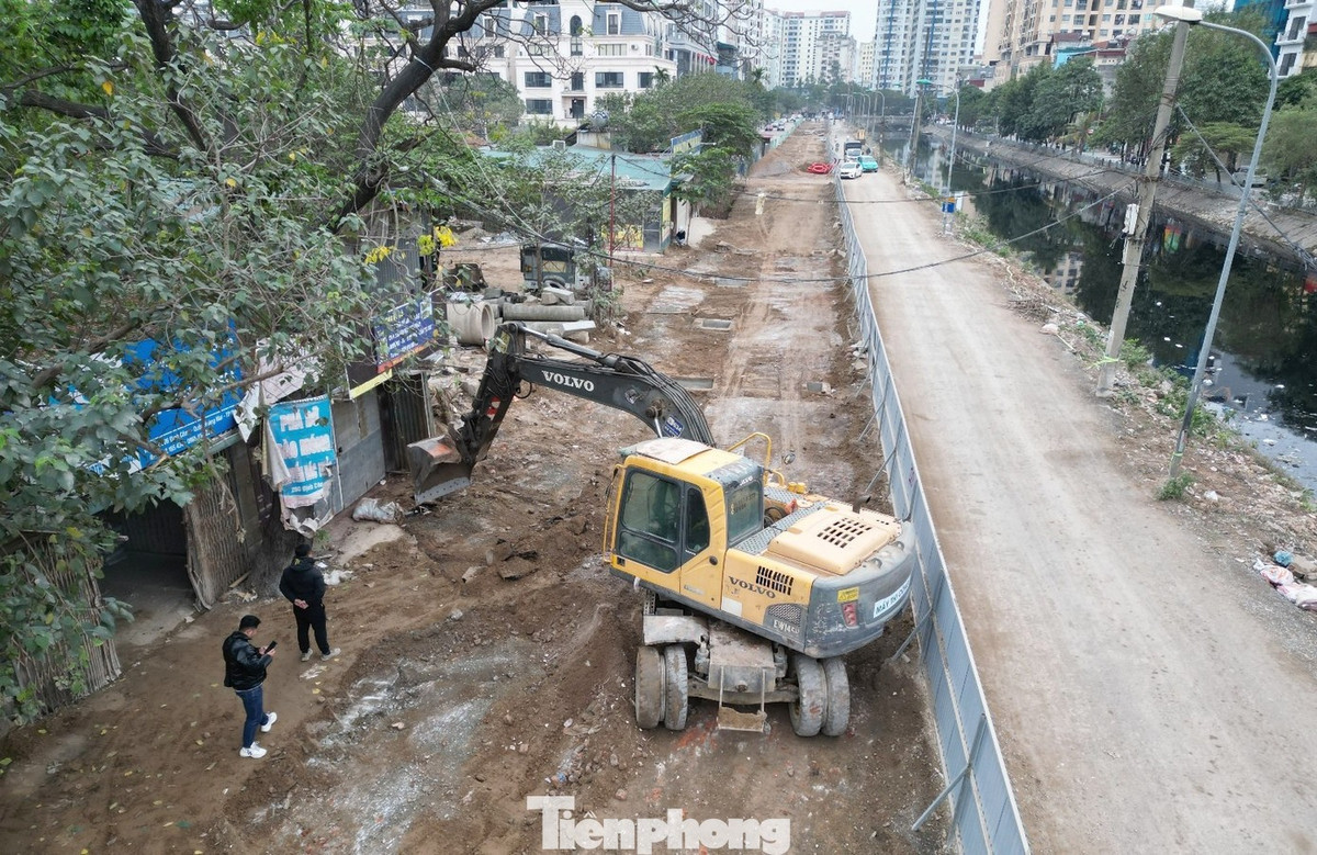 Bằng việc san ủi, xén vỉa hè và cào bóc toàn bộ lớp mặt đường bị hư hỏng, ổ gà... đến nay lòng đường Nguyễn Cảnh Dị được mở rộng gần gấp đôi.