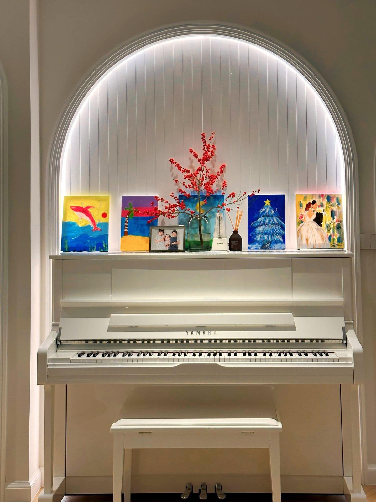 Góc đàn piano được điểm xuyết bởi các bức tranh, ảnh nghệ thuật. Ảnh: FB Dang Thu Thao