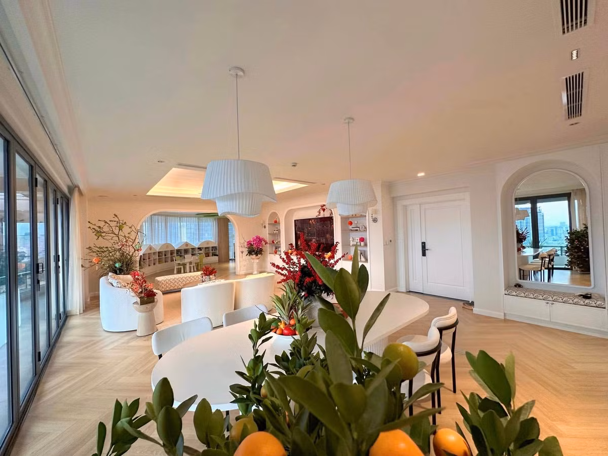 Tổ ấm của vợ chồng Đặng Thu Thảo có diện tích rộng rãi, thiết kế hiện đại, sang trọng cùng gam trắng chủ đạo. Ảnh: FB Dang Thu Thao