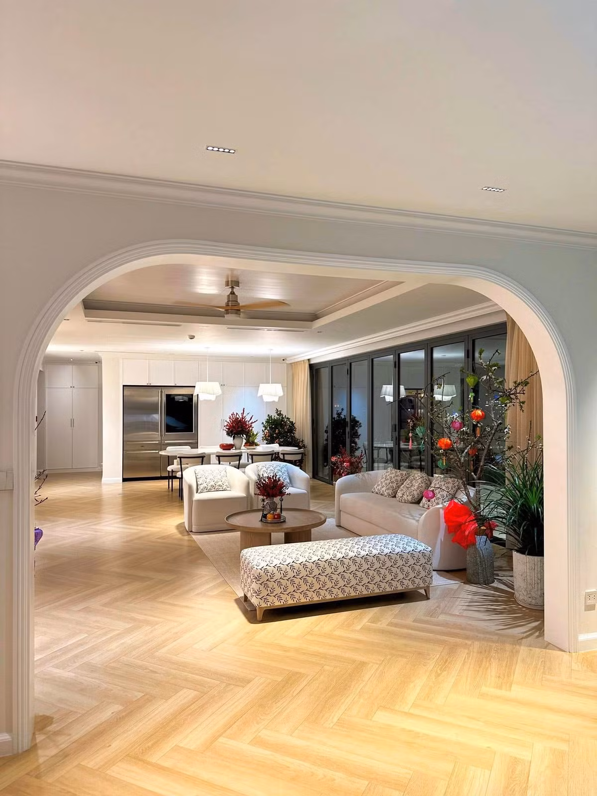 Phòng khách và bàn ăn bố trí liền mạch trong một không gian mở, tạo cảm giác thông thoáng. Ảnh: FB Dang Thu Thao