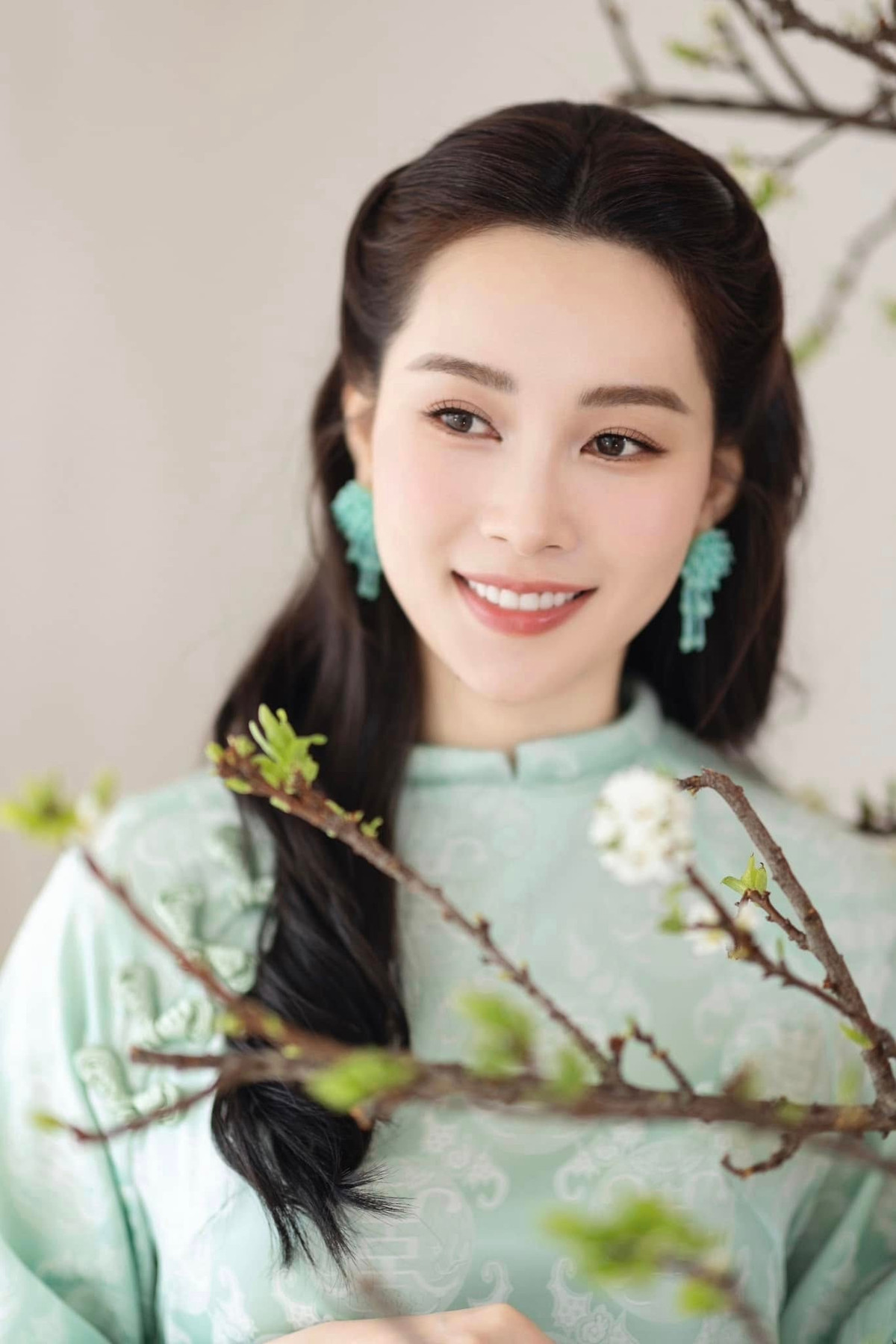 Hoa hậu Việt Nam 2012 Đặng Thu Thảo được công chúng ưu ái gọi là "thần tiên tỷ tỷ" của làng nhan sắc Việt nhờ vẻ đẹp trong trẻo, dịu dàng. Ảnh: FB Dang Thu Thao