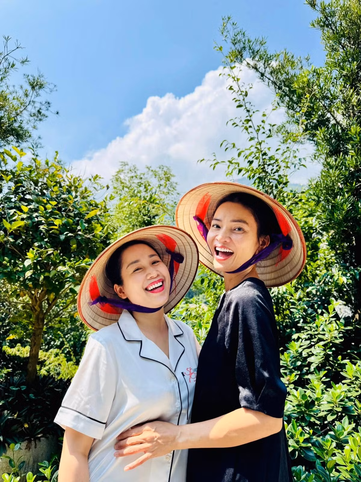 Qua hình ảnh được chia sẻ, có thể thấy nhà vườn của nữ nghệ sĩ bao trùm màu xanh của cây cối. Ảnh: FB Phạm Phương Thảo