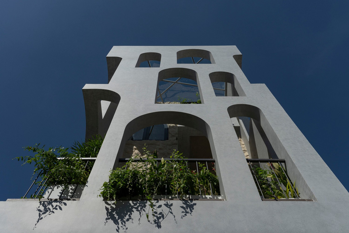 Giải pháp mặt tiền hai lớp được kiến trúc sư lựa chọn như một sự chuyển tiếp giữa bên ngoài và bên trong. Ảnh: Quang Trần