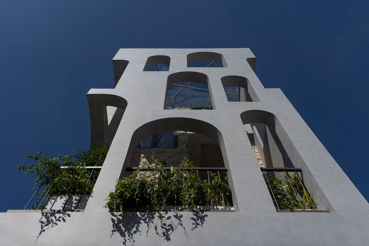 Giải pháp mặt tiền hai lớp được kiến trúc sư lựa chọn như một sự chuyển tiếp giữa bên ngoài và bên trong. Ảnh: Quang Trần