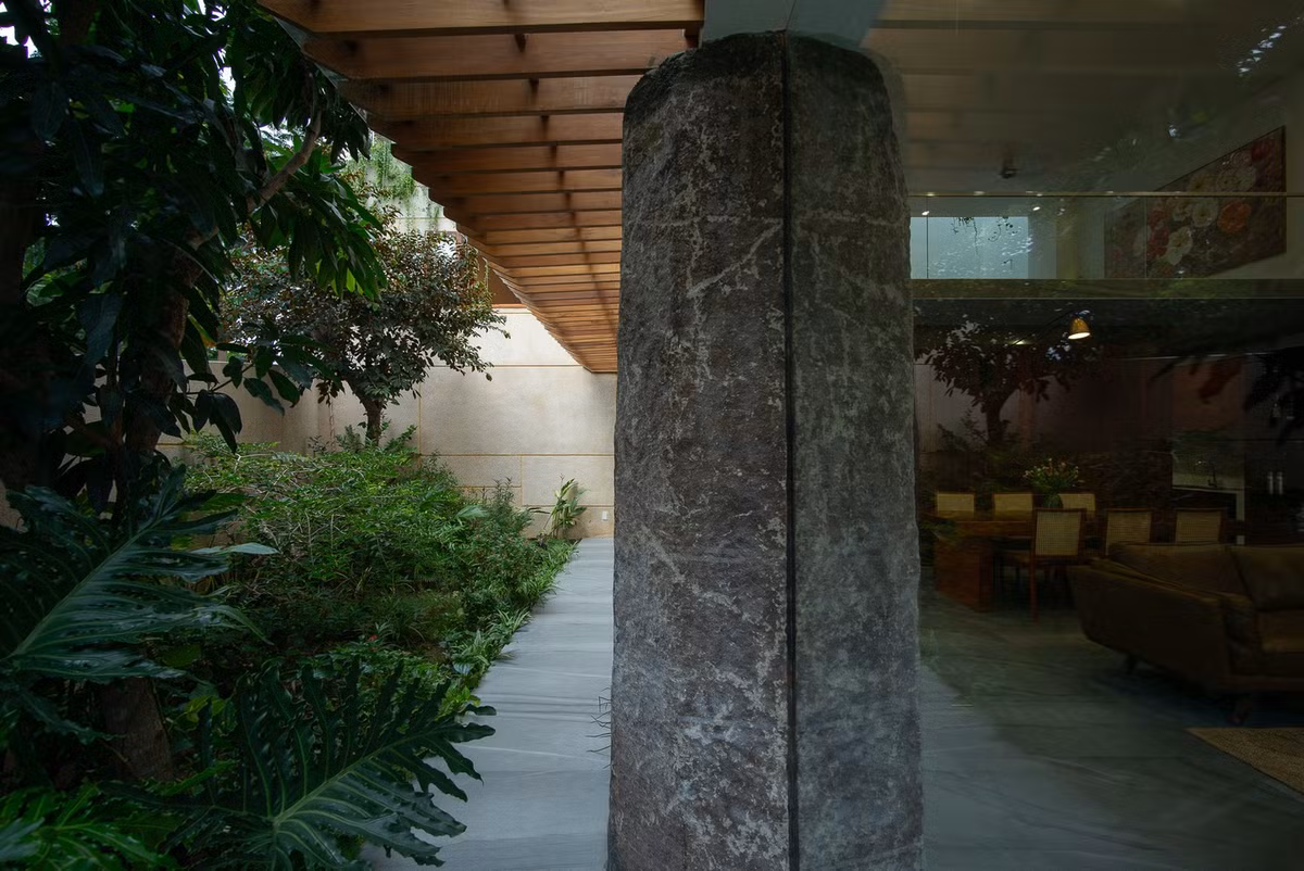 Không gian xanh và tiểu cảnh nước bao quanh ngôi nhà góp phần điều hòa vi khí hậu. Ảnh: Quangdam