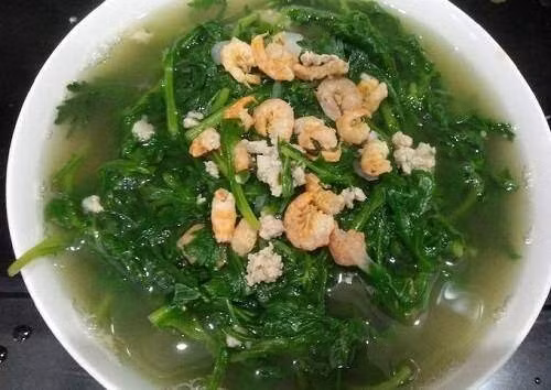 Ngày nay, rau mảnh cộng thường xuất hiện trong bữa cơm dân dã với các món canh như nấu thịt bằm, tôm hay cua, hoặc ăn kèm lẩu cá, lẩu thịt. Ảnh: Internet