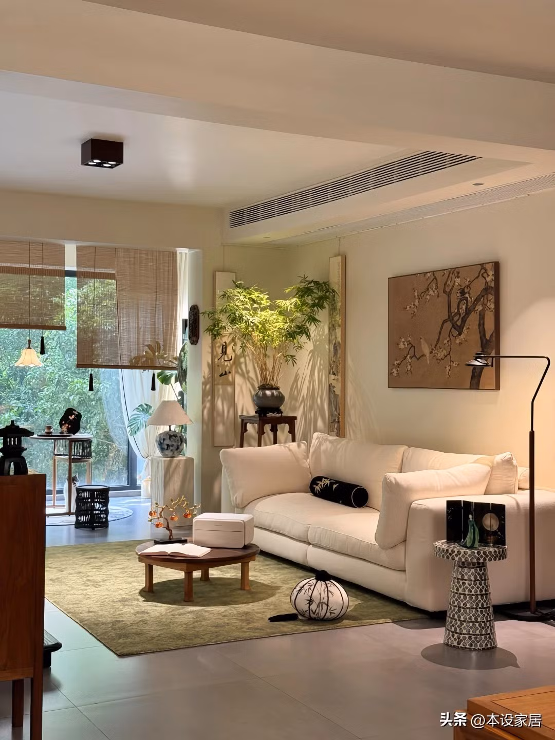 Cửa kính lớn cho ánh sáng xuyên qua giúp mở rộng không gian. Ảnh: Sohu