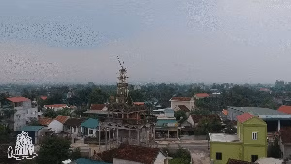 Ngôi nhà 9 tầng có nóc tháp cao vút hình ngôi sao, phía dưới được xây bằng nhiều cọc chống. Ảnh: Challenge me hãy thách thức tôi