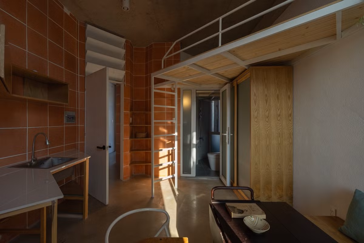 Tầng lửng được bố trí như một không gian sinh hoạt chung linh hoạt, có thể là phòng khách mở rộng, chỗ tiếp bạn bè, hoặc nơi các thành viên trong gia đình gặp gỡ nhau. Ảnh: Quang Dam