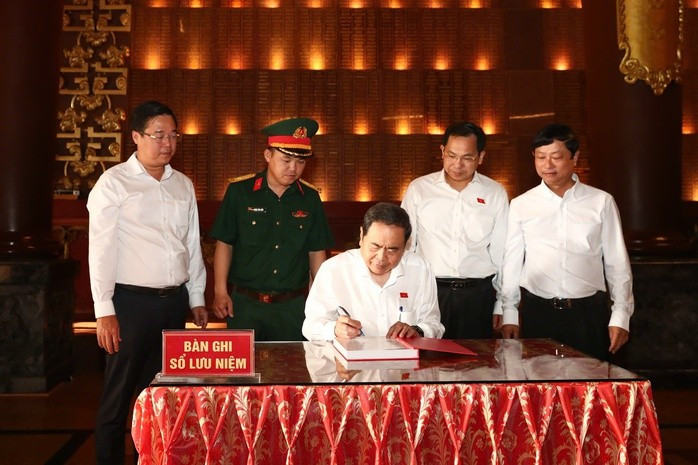 Chủ tịch Quốc hội Trần Thanh Mẫn ghi sổ lưu niệm