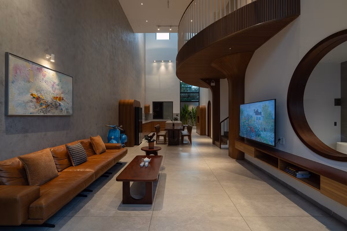 Bếp và bàn ăn là trung tâm sinh hoạt của gia đình, được thiết kế thông tầng xuyên suốt lên mái giúp căn nhà luôn thoáng đãng. Ảnh: Quang Dam