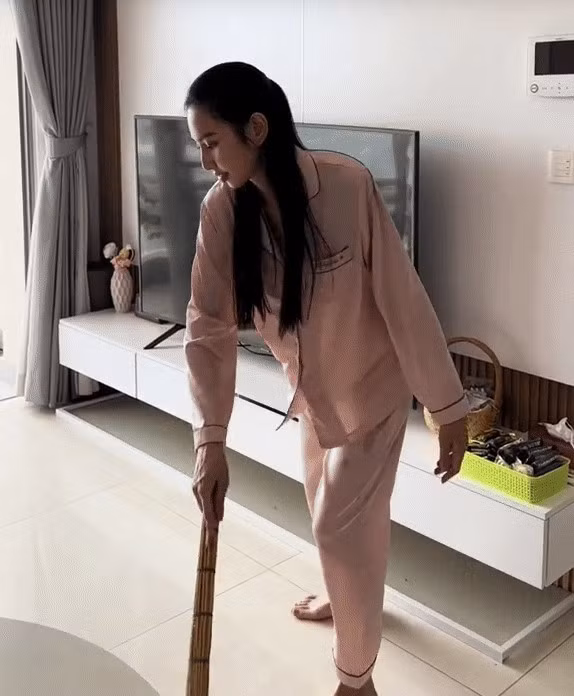 Căn hộ của Hoa hậu Thùy Tiên tọa lạc tại trung tâm Quận 4 (TP HCM), có diện tích rộng, thiết kế theo phong cách tối giản hiện đại. Ảnh chụp màn hình