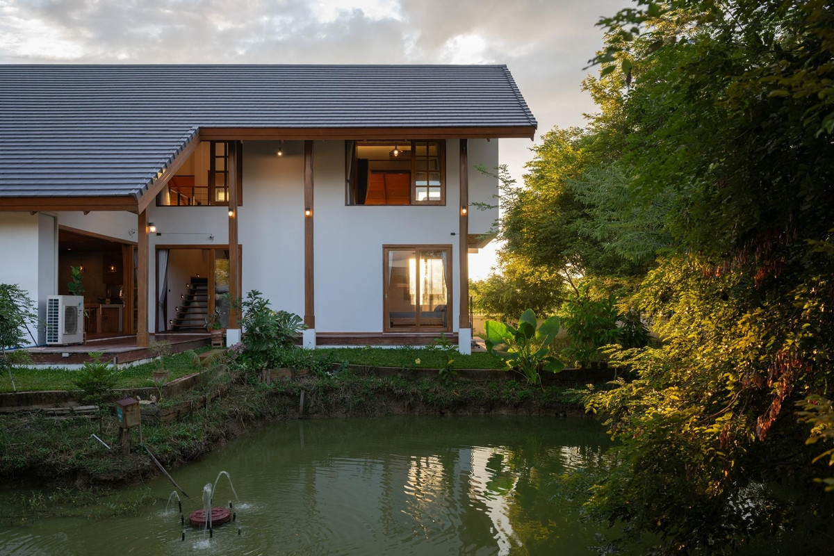 Mặt tiền tổ chức theo tinh thần mở nhưng vẫn giữ sự tiết chế cần thiết. Ảnh: Rungkit Charoenwat