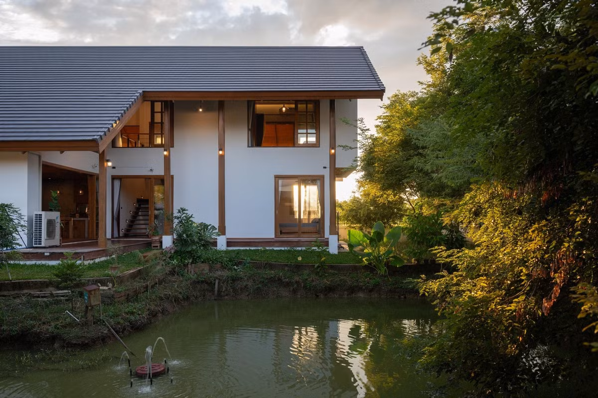 Mặt tiền tổ chức theo tinh thần mở nhưng vẫn giữ sự tiết chế cần thiết. Ảnh: Rungkit Charoenwat