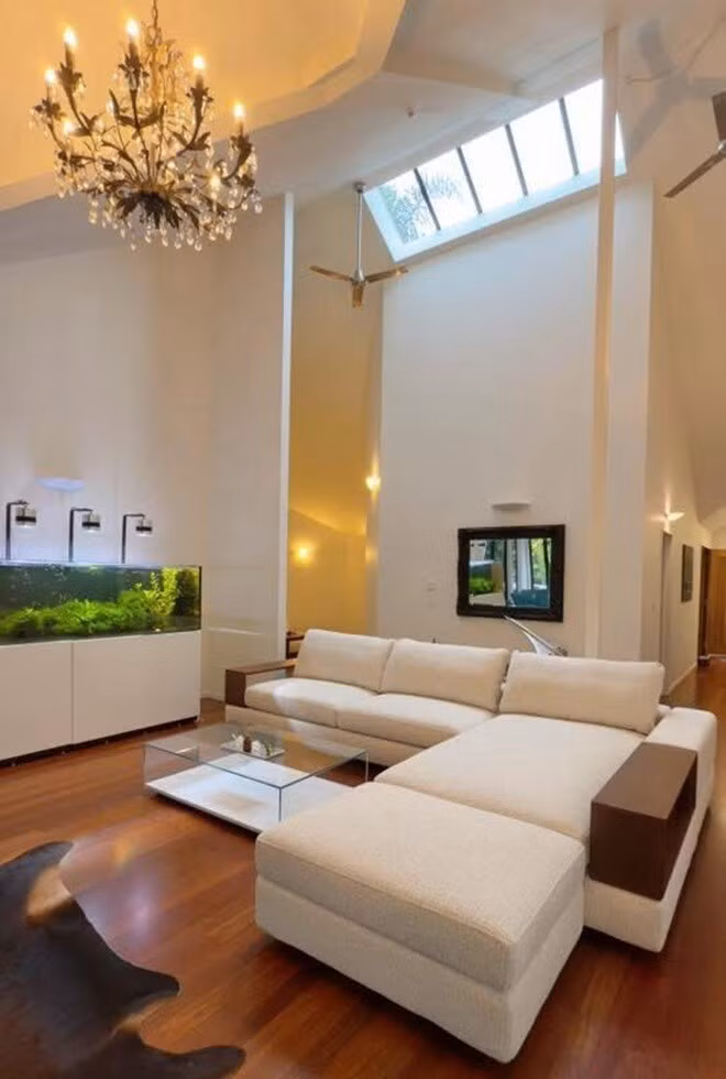 Giữa phòng khách là bộ sofa sáng màu. Ảnh: FBNV