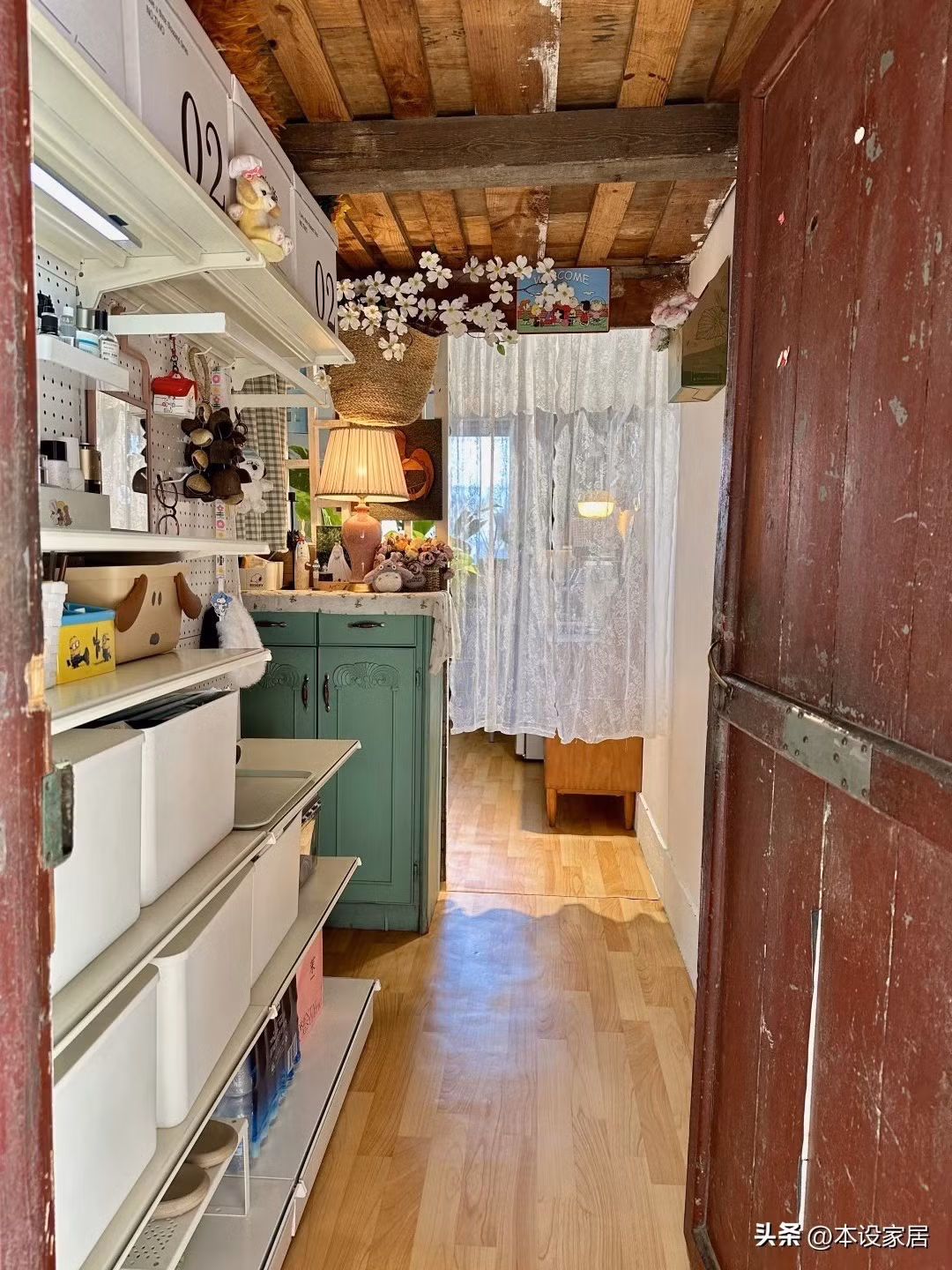 Cánh cửa gỗ cũ được giữ nguyên, trở thành điểm nhấn hoài cổ. Sàn lát PVC màu sáng, vừa sạch vừa dễ lau. Ảnh: Sina