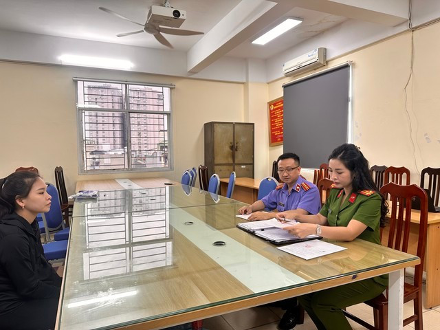 Cơ quan chức năng làm việc với đối tượng trong vụ án. Ảnh: TG