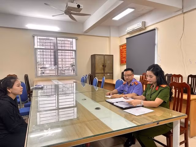 Cơ quan chức năng làm việc với đối tượng trong vụ án. Ảnh: TG