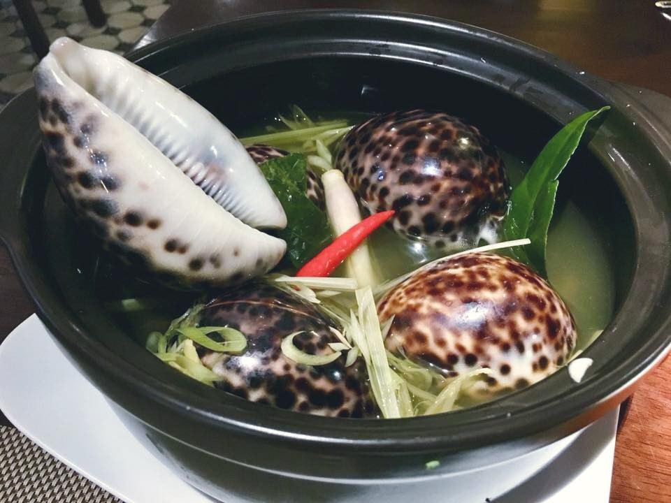 Ốc bướm có thể chế biến thành nhiều món như xào, nướng, sốt bơ tỏi, nấu cháo hay lẩu, nhưng món được đánh giá cao nhất là ốc hấp sả. Ảnh: Facebook