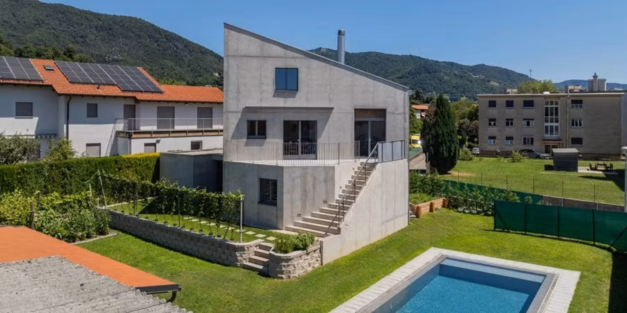 Tọa lạc trên mảnh đất giao thoa giữa lịch sử và hiện đại của làng Coldrerio (Thụy Sĩ), ngôi nhà xây trên khu đất 558m2, tổng diện tích sàn 194m2, bao gồm 3 tầng, 1 lửng và một tầng hầm rộng 61m2. Ảnh: Leonit Ibrahimi