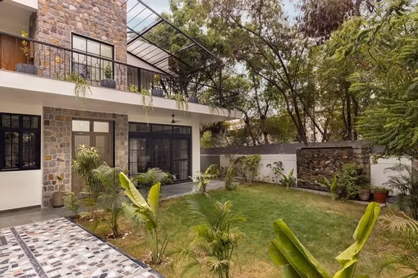 Mảnh đất có hướng Đông Bắc, một khu vườn phía trước bắt buộc, và những hàng cây đã đứng vững từ lâu trước khi bất kỳ bản vẽ nào được thực hiện. Ảnh: Purnesh Dev Nikhanj