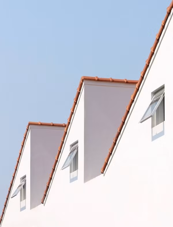 Dưới phần mái thiết kế cửa sổ nhỏ giúp nhà lưu thông gió tốt hơn. Ảnh: Triệu Chiến