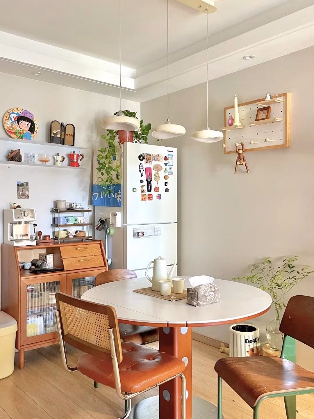 Nữ chủ nhân đóng tủ âm ở gần như mọi khoảng trống có thể tận dụng như phía sau sofa, cạnh tivi, dọc tường phòng khách. Những vật dụng ít dùng được cất trong tủ kín. Bên ngoài chỉ giữ lại một vài món trang trí nhỏ. Ảnh: Toutiao