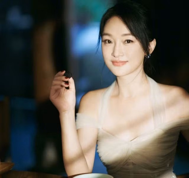 Châu Tấn là một trong những nữ minh tinh hàng đầu làng giải trí Hoa ngữ. Cô khiến người hâm mộ ngỡ ngàng trước phong cách sống xa hoa của mình, đặc biệt là căn tứ hợp viện nằm ở trung tâm Bắc Kinh (Trung Quốc). Ảnh: Sohu