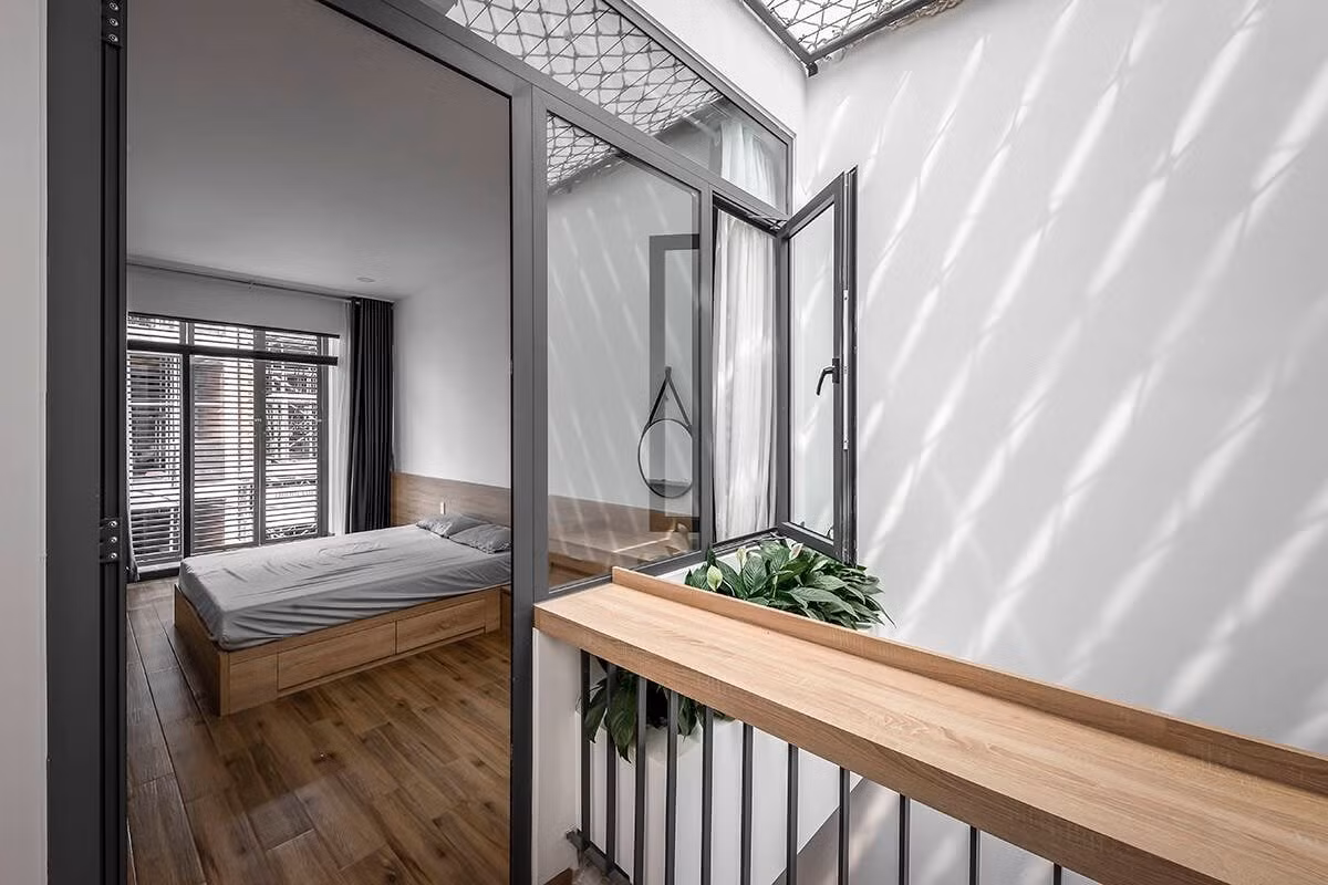 Phòng ngủ rưỡi này vốn là một phòng cơ bản bình thường. Để tiết kiệm diện tích, kiến trúc sư không tăng thêm chiều rộng hay chiều dài của căn phòng. Ảnh: Bùi Minh Quốc