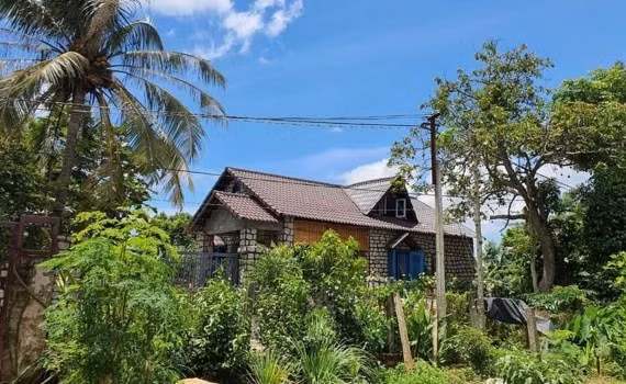 Ngôi nhà bằng đá nhìn từ bên ngoài. Ảnh: FB Lê Hữu Toàn