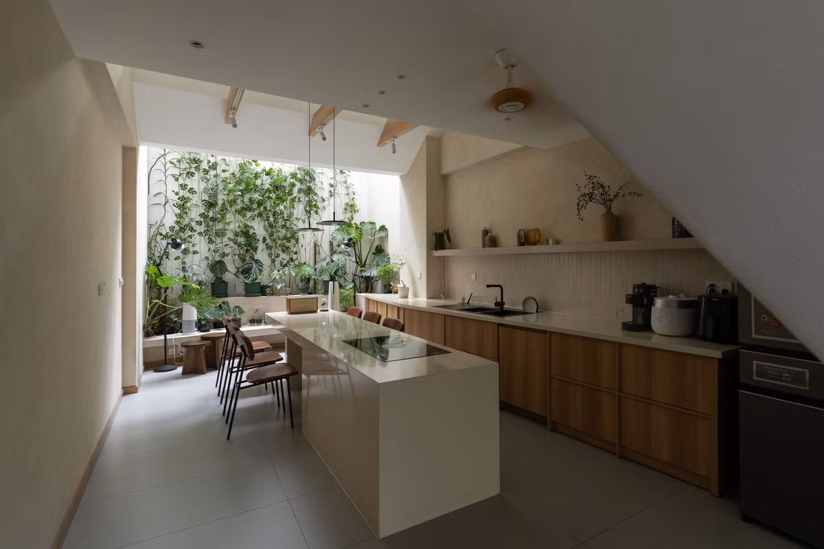 Tầng trệt được dành riêng cho bếp, khu vực ăn uống và chỗ đậu xe. Ảnh: Quang Dam