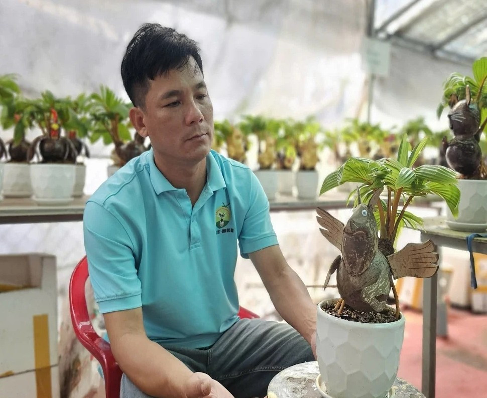 Con ngựa được tạo hình từ trái dừa nguyên khối có phần thân tròn vo, bụng phệ như vừa ăn no. Ảnh: VOVgiaothong