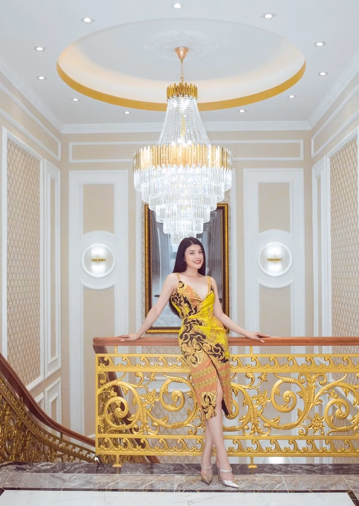 Đèn chùm pha lê cỡ lớn góp phần tăng tính trang nhã, sang trọng cho căn nhà. Ảnh: FB Lily Chen