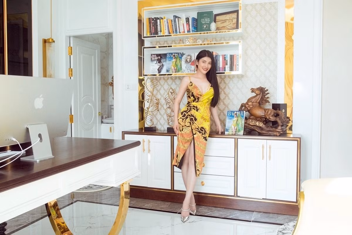 Một góc phòng làm việc sang trọng của Lily Chen. Ảnh: FB Lily Chen