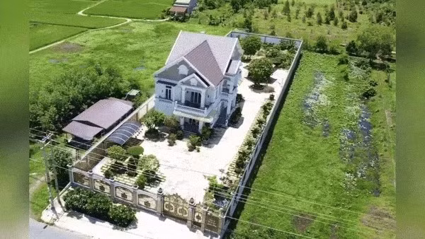 Từ cô bé nghèo sinh ra ở Tây Ninh, Lily Chen hiện không chỉ có cuộc sống ổn định mà có thể lo được cho gia đình. Lily Chen từng khiến nhiều người trầm trồ vì căn biệt thự bề thế được xây dựng trong khuôn viên siêu rộng như công viên. Ảnh: FB Lily Chen