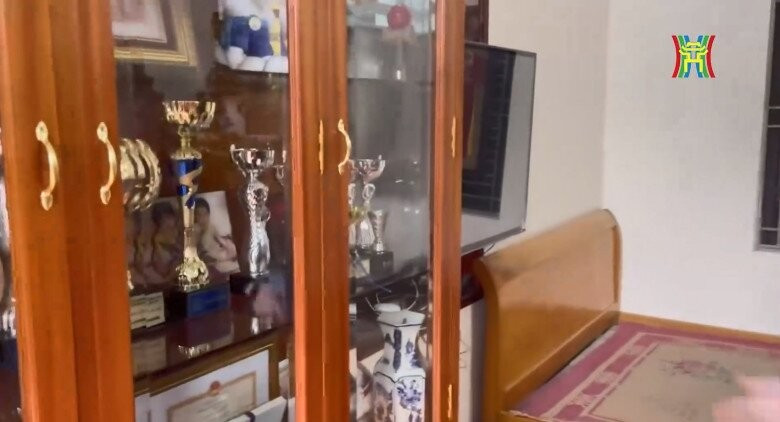 "Gia tài" quý giá nhất trong nhà là góc trưng bày hàng chục chiếc huy chương và cúp vô địch của Khuất Văn Khang từ các giải trẻ đến cấp quốc tế. Ảnh chụp màn hình
