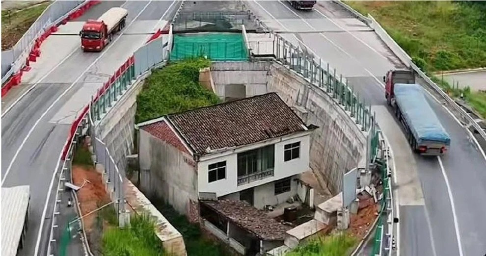 View - "Ngôi nhà cô độc" chắn giữa đường cao tốc gây xôn xao giờ ra sao? | Báo Tri thức và Cuộc sống - TIN TỨC PHỔ BIẾN KIẾN THỨC 24H