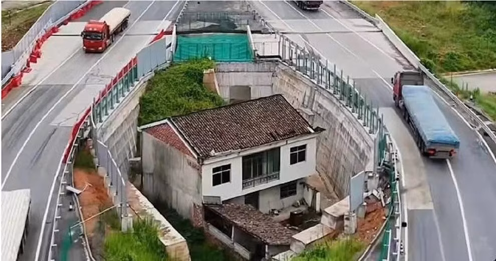 Trên đoạn đường cao tốc ở huyện Kim Khê thuộc thành phố Phủ Châu, tỉnh Giang Tây (Trung Quốc) xuất hiện ngôi nhà một mình chắn giữa đường 2 làn xe thu hút sự chú ý của người qua đường. Ảnh: Ettoday