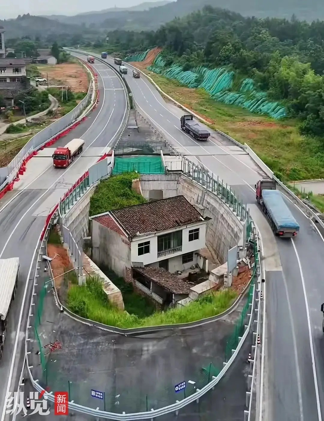 View - "Ngôi nhà cô độc" chắn giữa đường cao tốc gây xôn xao giờ ra sao? | Báo Tri thức và Cuộc sống - TIN TỨC PHỔ BIẾN KIẾN THỨC 24H