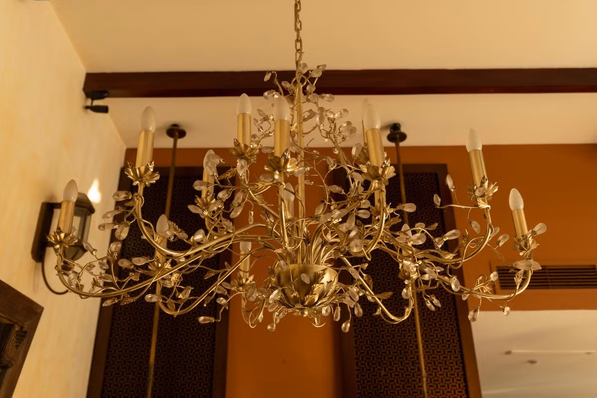 Điểm đặc biệt trong nhà là những món đồ cổ do ông xã Hà Kiều Anh dày công sưu tầm. Ảnh: Phunuso