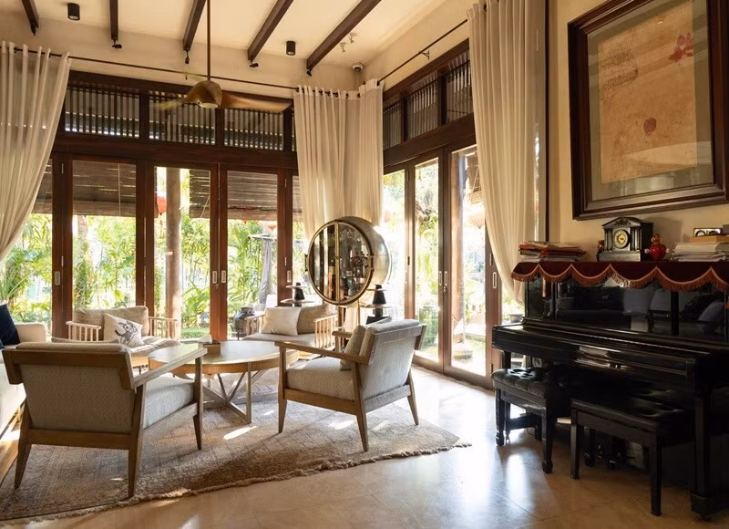 Lấy cảm hứng từ phong cách Đông Dương thanh lịch, căn nhà mang đậm dấu ấn của thời gian với những đường nét kiến trúc hài hòa và tinh tế. Ảnh: Phunuso