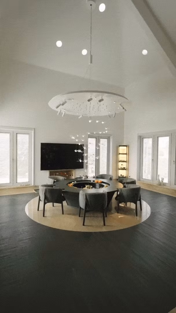 Tầng 1 là khu vực phòng khách với thiết kế trần cao thông thoáng. Ảnh: Sohu