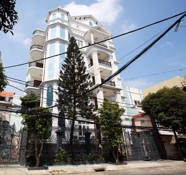 Căn biệt thự đồ sộ rộng 500m2, gồm 6 tầng, có gam màu trắng chủ đạo. Ảnh: Internet