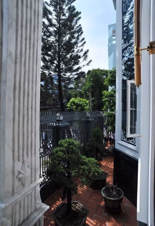 Khoảng sân rộng rãi với nhiều cây xanh. Ảnh: Vietnamnet >>> Mời độc giả xem thêm video: Hà Nội kiểm tra hơn 1.000 căn biệt thự cũ. Nguồn: VTV24