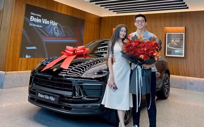 Năm 2023, Đoàn Văn Hậu tậu Porsche Macan 2023, trị giá gần 5 tỷ. Ảnh: FBNV