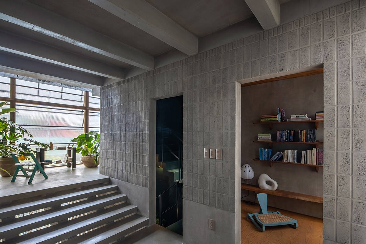 Cách thiết kế này làm mờ ranh giới giữa các tầng chức năng, cho phép ánh sáng và không khí lưu chuyển liên tục theo chiều đứng. Ảnh: atelier tho.A